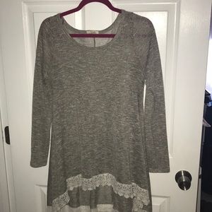 Super cute brown heather hi/low top with lace